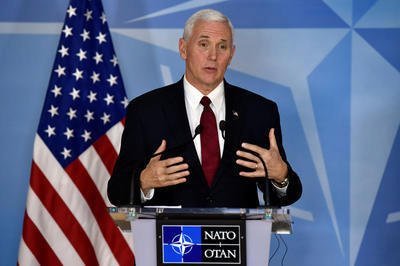 Mike Pence v bruselském sídle NATO