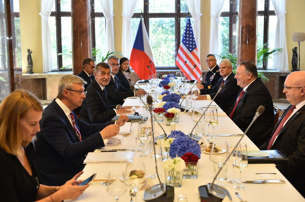 Jednání amerického ministra zahraničí Mikea Pompea a premiéra Andreje Babiše (ANO) v Kramářově vile. Účastnil se i vicepremiér Karel Havlíček (za ANO) a ministr obrany Lubomír Metnar (za ANO; 12. 8. 2020).