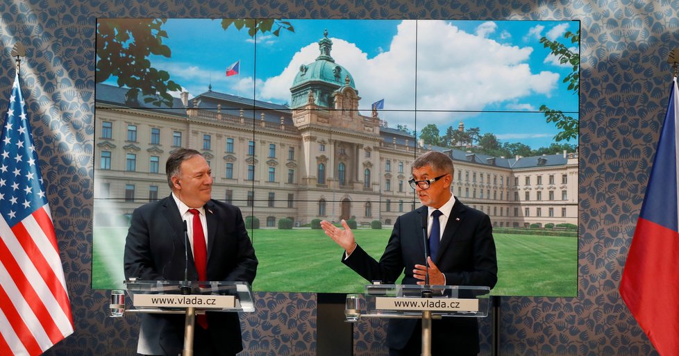 Americký ministr zahraničí Mike Pompeo a premiér Andrej Babiš (ANO) na tiskové konferenci ve Strakově akademii (12.8.2020)
