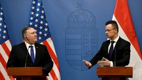Ministr zahraničí USA Mike Pompeo a jeho maďarský protějšek Péter Szijjártó v diskusi na tiskové konferenci