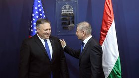 Maďarský ministr obrany Tibor Benko (vpravo) vítá amerického ministra zahraničí Mikea Pompea