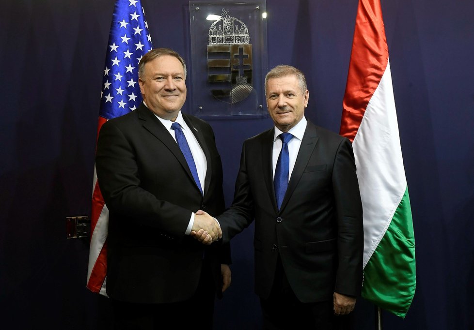 Mike Pompeo, ministr zahraničí USA, a Tibor Benko, ministr obrany Maďarska