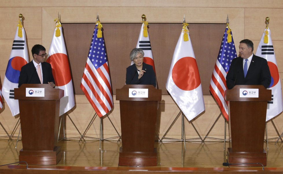 Americký ministr zahraničí Mike Pompeo s jihokorejskou ministryní zahraničí Kang Kjong-wha a japonským ministrem zahraničí Taróem Kónem v Soulu.