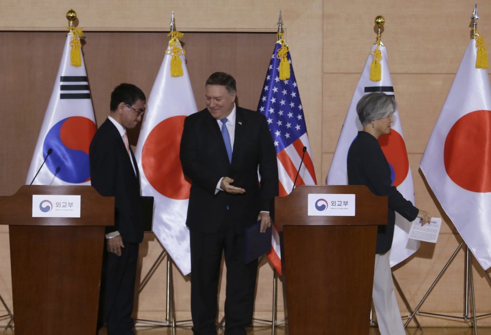 Americký ministr zahraničí Mike Pompeo s jihokorejskou ministryní zahraničí Kang Kjong-wha a japonským ministrem zahraničí Taróem Kónem v Soulu.