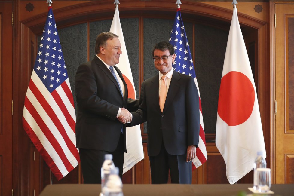 Americký ministr zahraničí Mike Pompeo s  japonským ministrem zahraničí Taróem Kónem v Soulu.