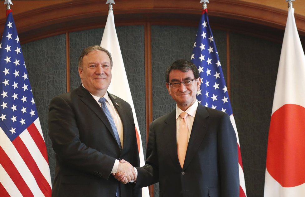 Americký ministr zahraničí Mike Pompeo s japonským ministrem zahraničí Taróem Kónem v Soulu.