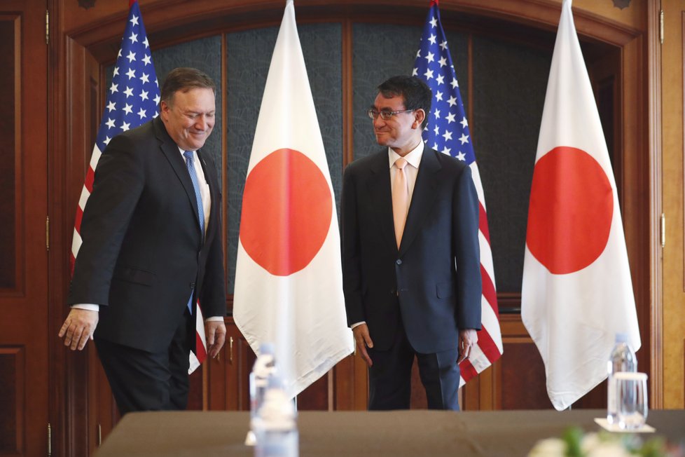 Americký ministr zahraničí Mike Pompeo s japonským ministrem zahraničí Taróem Kónem v Soulu.