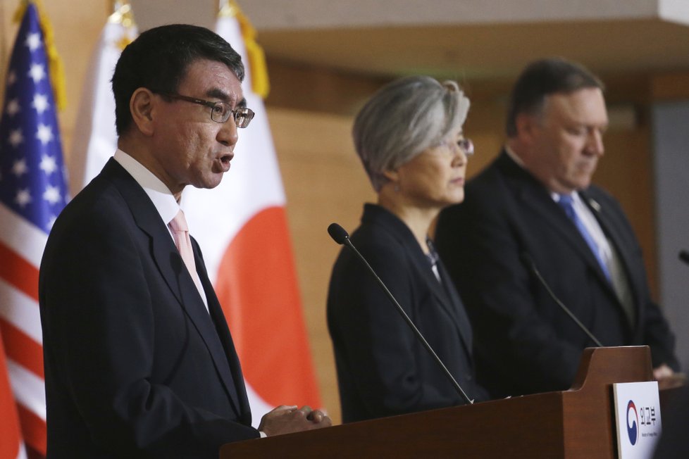 Americký ministr zahraničí Mike Pompeo s jihokorejskou ministryní zahraničí Kang Kjong-wha a japonským ministrem zahraničí Taróem Kónem v Soulu.