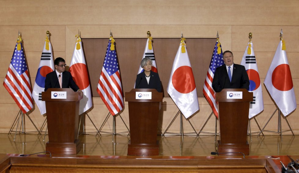 Americký ministr zahraničí Mike Pompeo s jihokorejskou ministryní zahraničí Kang Kjong-wha a japonským ministrem zahraničí Taróem Kónem v Soulu.