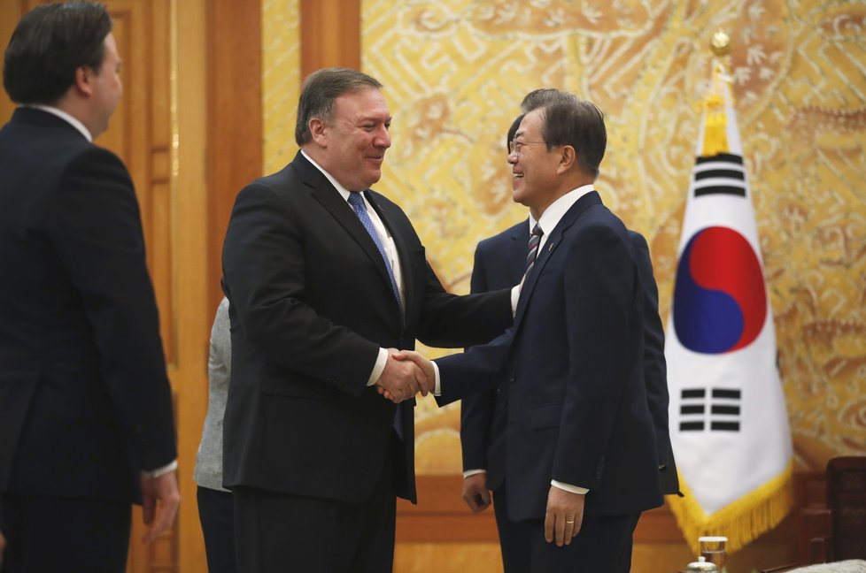 Americký ministr zahraničí Mike Pompeo s jihokorejským prezidentem Mun Če-inem.