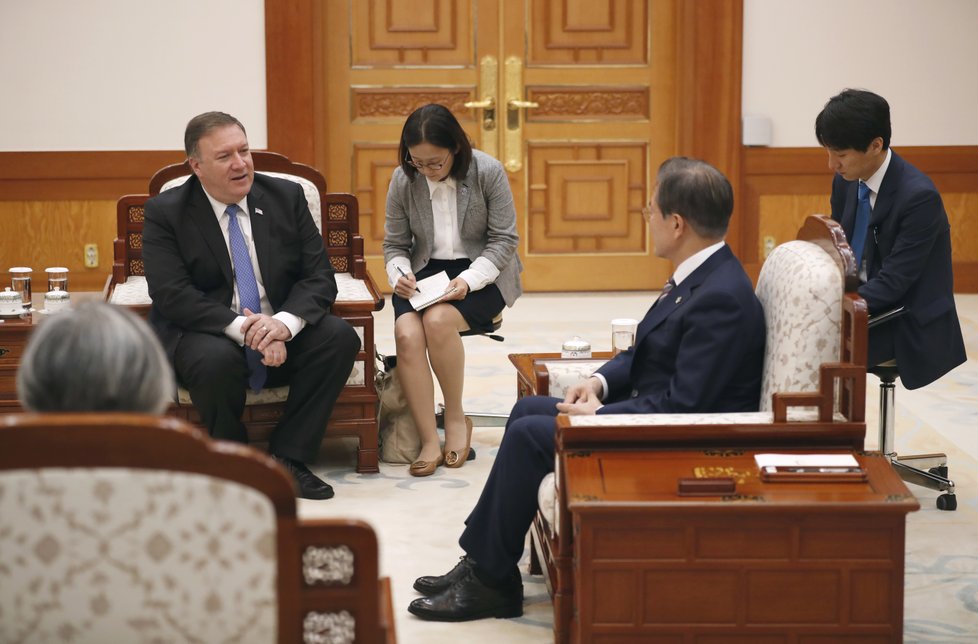 Americký ministr zahraničí Mike Pompeo s jihokorejským prezidentem Mun Če-inem.