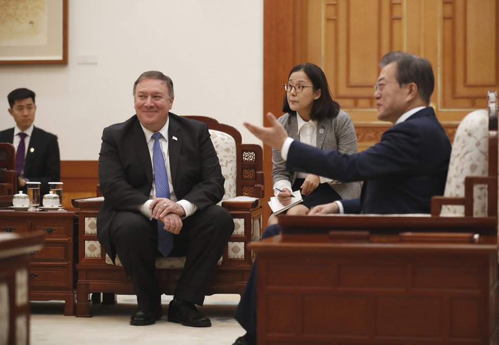 Americký ministr zahraničí Mike Pompeo s jihokorejským prezidentem Mun Če-inem.