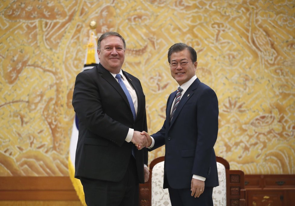 Americký ministr zahraničí Mike Pompeo s jihokorejským prezidentem Mun Če-inem.