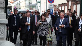Český ministr zahraničí Tomáš Petříček s manželkou Ivou pohostil ministra zahraničí USA Mika Pompea a jeho manželku Susan plzeňským pivem. (11. 8. 2020)