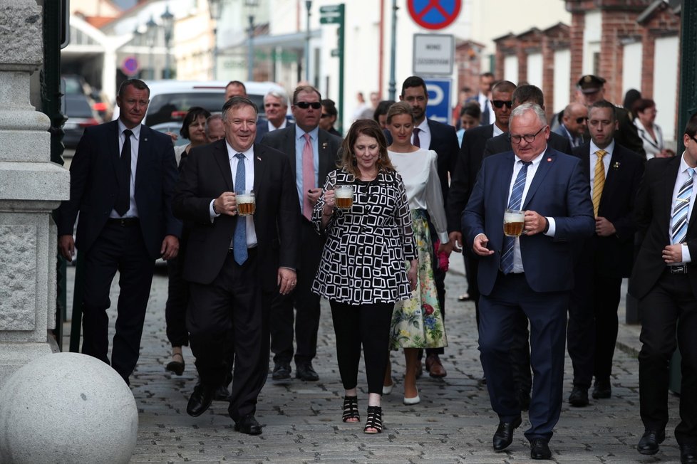 Český ministr zahraničí Tomáš Petříček s manželkou Ivou pohostil ministra zahraničí USA Mikea Pompea a jeho manželku Susan plzeňským pivem. (11. 8. 2020)