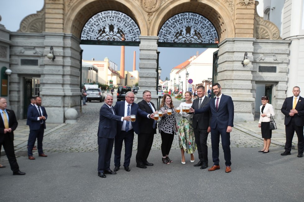 Český ministr zahraničí Tomáš Petříček s manželkou Ivou pohostil ministra zahraničí USA Mikea Pompea a jeho manželku Susan plzeňským pivem. (11. 8. 2020)