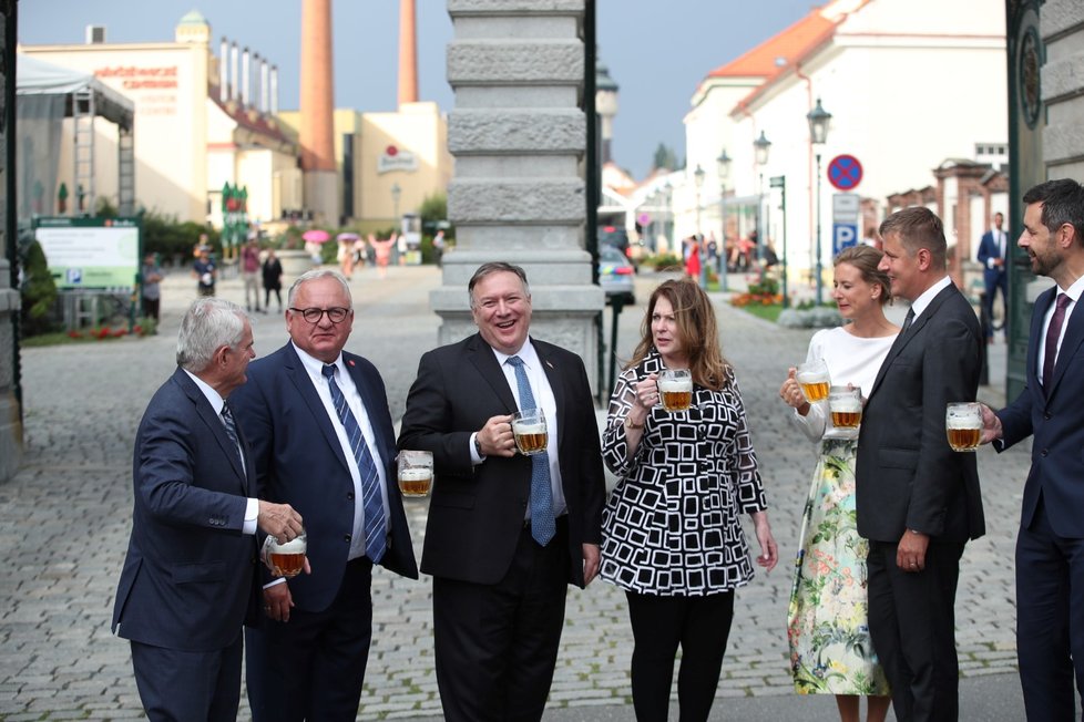 Český ministr zahraničí Tomáš Petříček s manželkou Ivou pohostil ministra zahraničí USA Mikea Pompea a jeho manželku Susan plzeňským pivem. (11. 8. 2020)