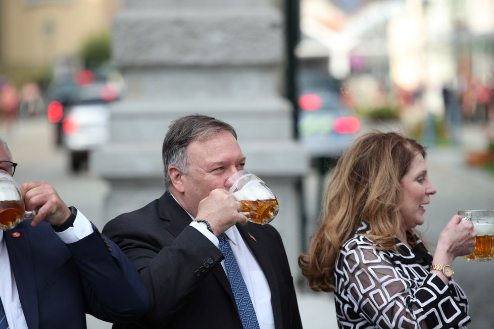 Český ministr zahraničí Tomáš Petříček s manželkou Ivou pohostil ministra zahraničí USA Mikea Pompea a jeho manželku Susan plzeňským pivem (11. 8. 2020).