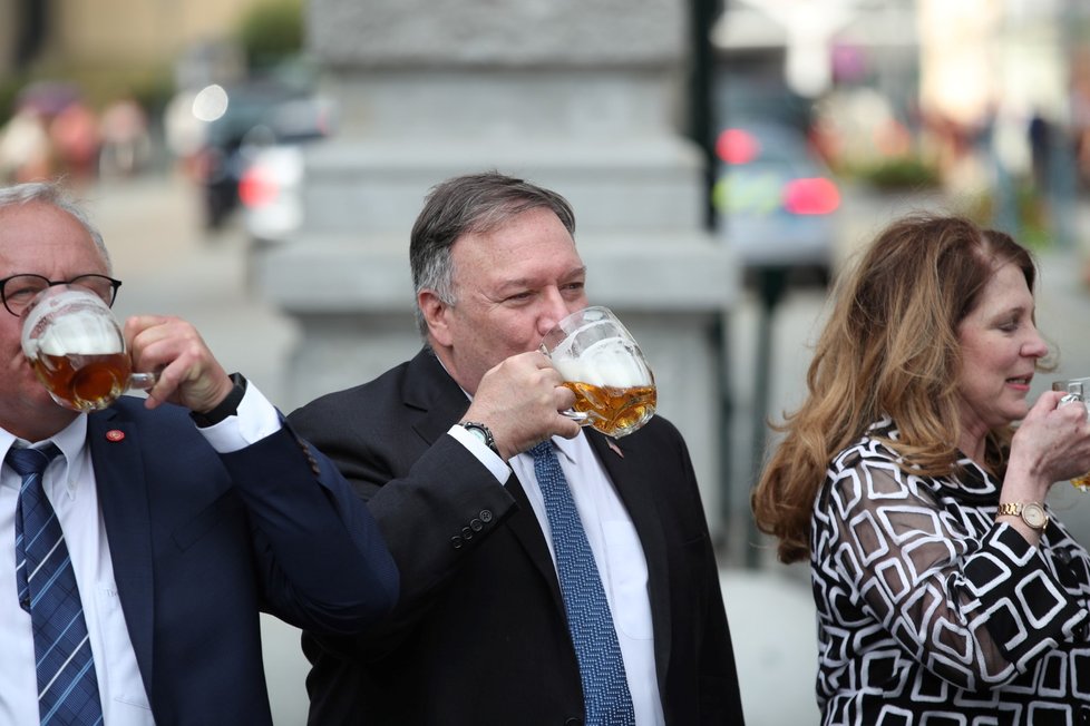 Bývalý český ministr zahraničí Tomáš Petříček s manželkou Ivou pohostil ministra zahraničí USA Mikea Pompea a jeho manželku Susan plzeňským pivem. (11. 8. 2020)