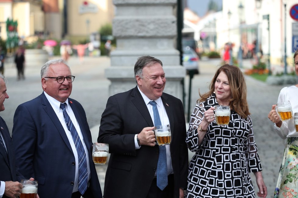 Český ministr zahraničí Tomáš Petříček s manželkou Ivou pohostil ministra zahraničí USA Mikea Pompea a jeho manželku Susan plzeňským pivem (11. 8. 2020).