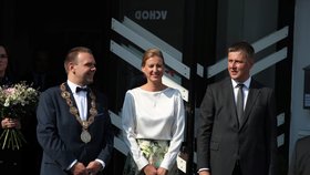 Amerického ministra zahraničí Mikea Pompea přivítal v Plzni jeho český protějšek Tomáš Petříček s manželkou a primátor města Martin Baxa.