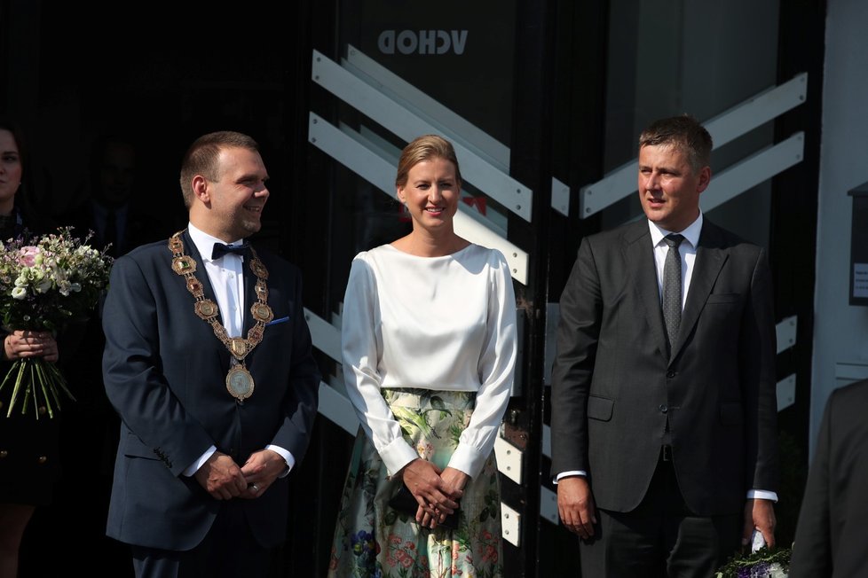 Amerického ministra zahraničí Mika Pompea přivítal v Plzni jeho český protějšek Tomáš Petříček s manželkou a primátor města Martin Baxa.