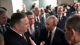 Ruský prezident Vladimír Putin a americký ministr zahraničí Mike Pompeo na berlínské konferenci o Libyi. (19. 1. 2020)