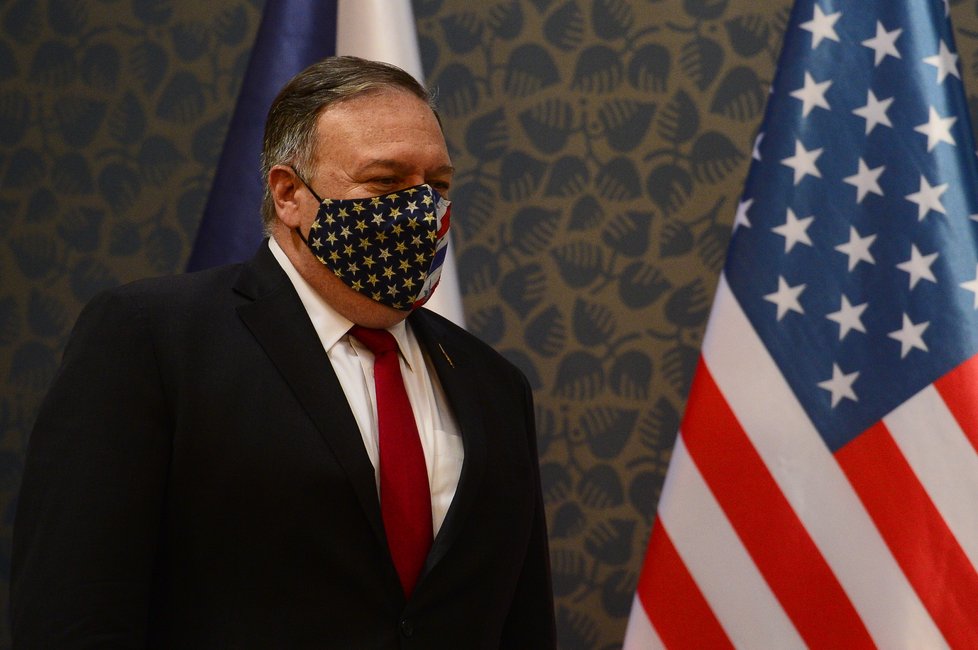 Americký ministr zahraničí Mike Pompeo na tiskové konferenci ve Strakově akademii. Do sálu přišel s rouškou (12.8.2020)