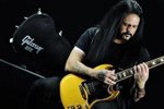 Kytarista Mike Scaccia zemřel během koncertu