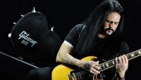Kytarista Mike Scaccia zemřel během koncertu