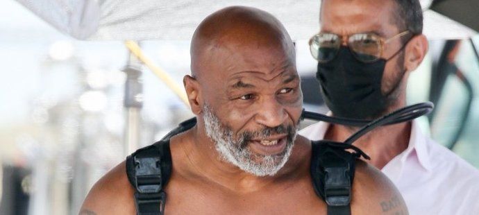 Mike Tyson se může pochlubit parádní figurou.