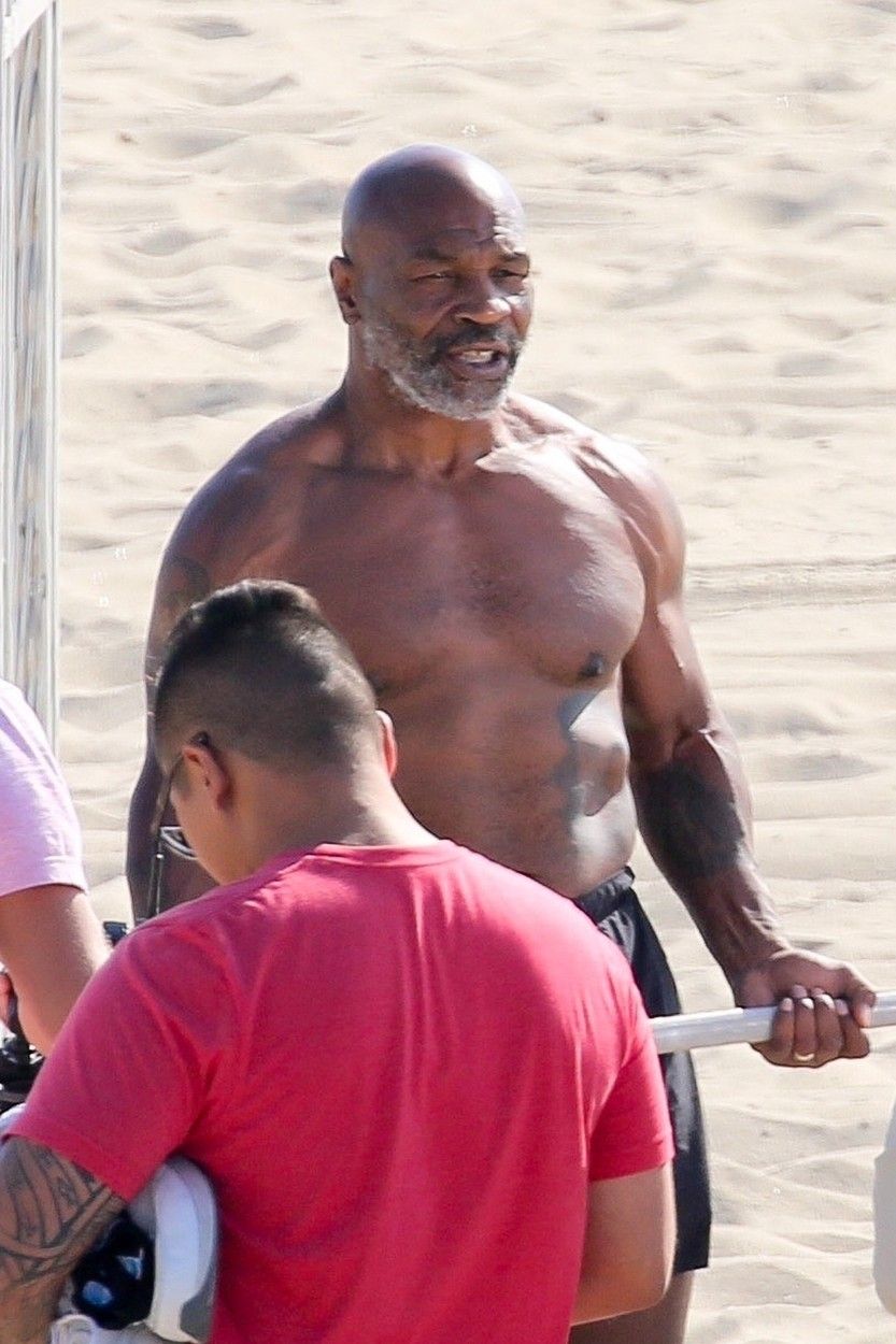 Mike Tyson se může pochlubit parádní figurou.