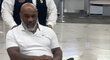 Na letiště v Miami Tyson přijel na invalidním vozíku.