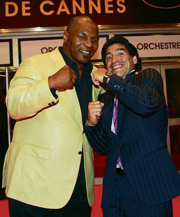 Mike Tyson (vlevo) a Diego Maradona, dvě sportovní legendy, které trápí nadváha Mike Tyson (vlevo) a Diego Maradona, dvě sportovní legendy, které trápí nadváha