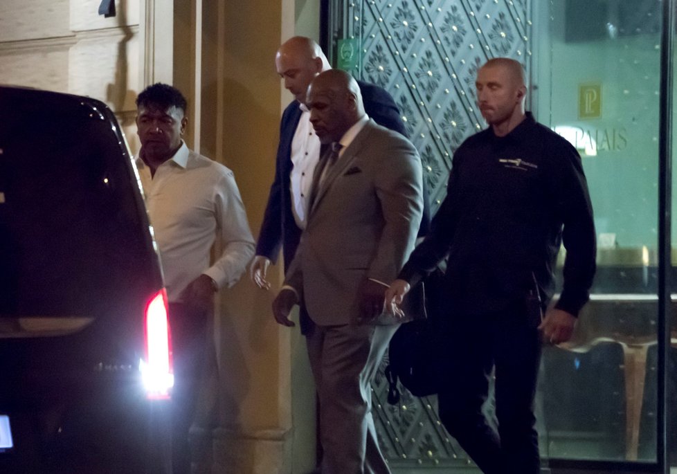 Mike Tyson opouští hotel