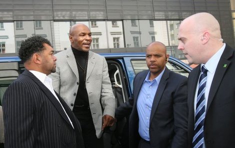 Mike Tyson v obklopení bodyguardů – typický obrázek z jeho návštěvy Prahy.