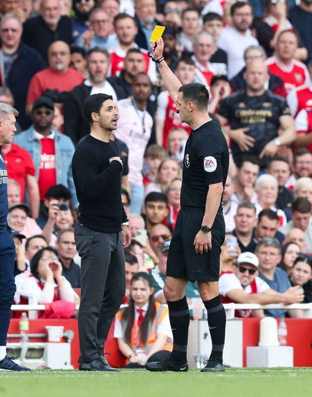 Mikel Arteta dostává žlutou kartu Mikel Arteta dostává žlutou kartu