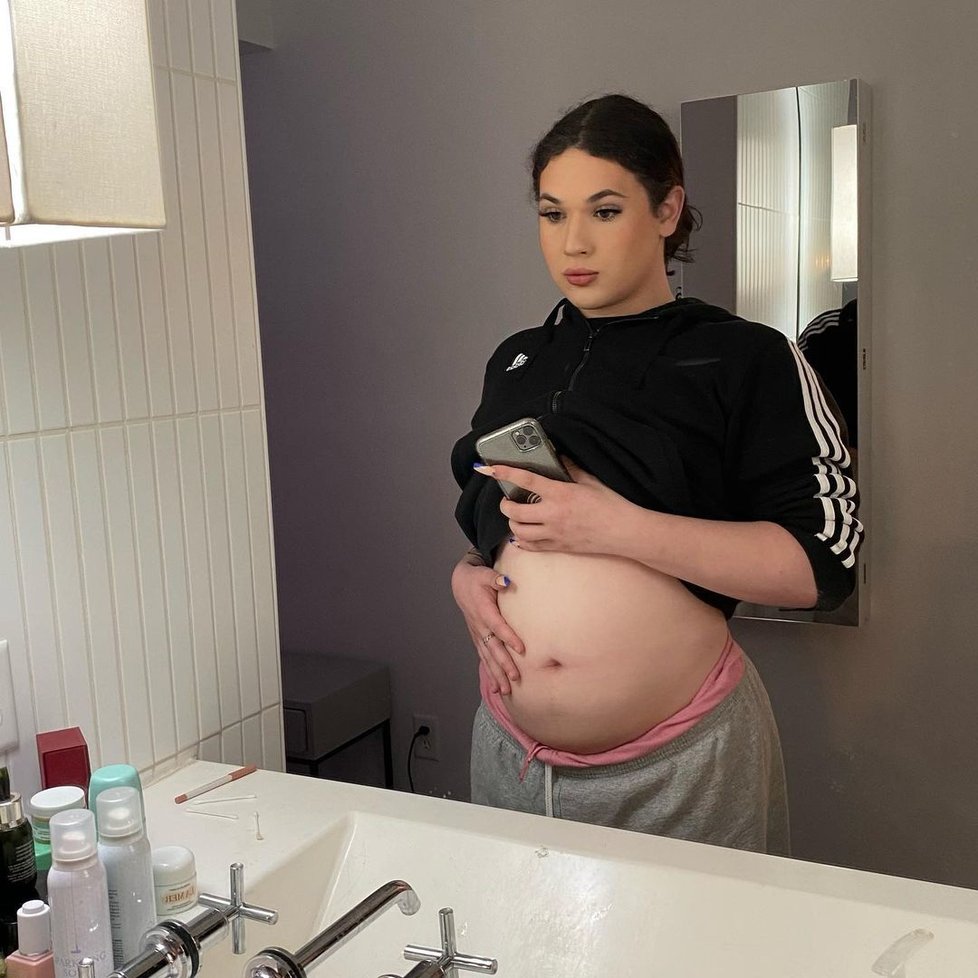 Transgender žena (18) je těhotná: Narodila se jak s mužskými, tak ženskými orgány!