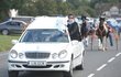 Slavného britského vozku Mikeyho Connorse zabil bezohledný řidič. Stovky příbuzných a kamarádů ho stylově vyprovodily do nebe.
