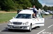 Slavného britského vozku Mikeyho Connorse zabil bezohledný řidič. Stovky příbuzných a kamarádů ho stylově vyprovodily do nebe.