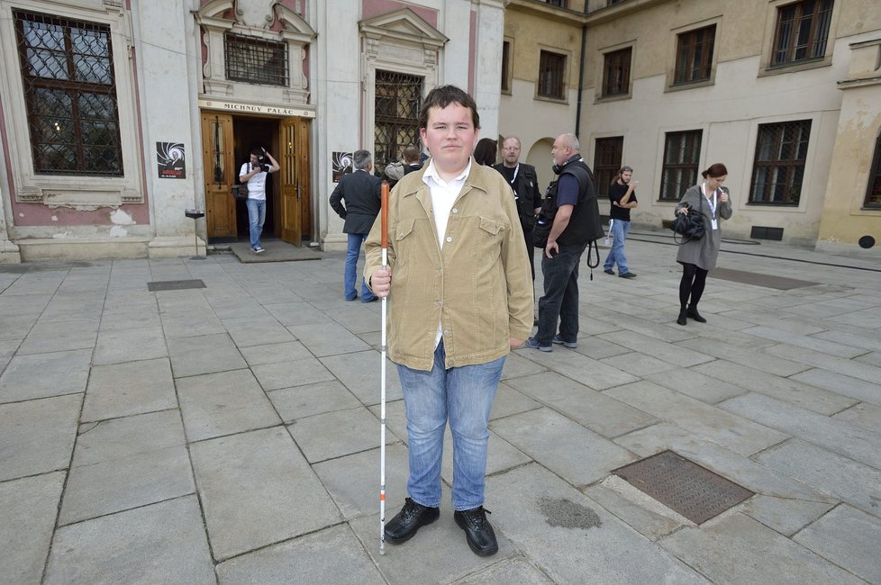 Miki Kopas smutně postával před štábem Topky.