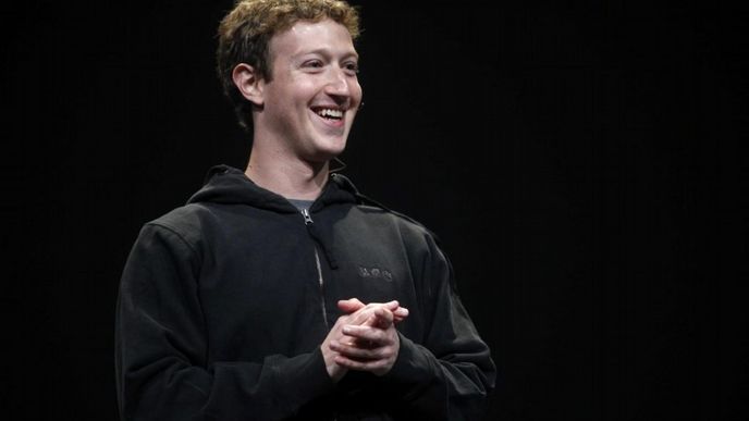 ...mikině zůstal Mark Zuckerberg věrný dodnes. Mezitím se z něho stal jeden z třiceti nejbohatších lidí světa. Zakládá si ale na tom, aby to nebylo vidět. Jeho styl by se dal označit jako "understatement".
