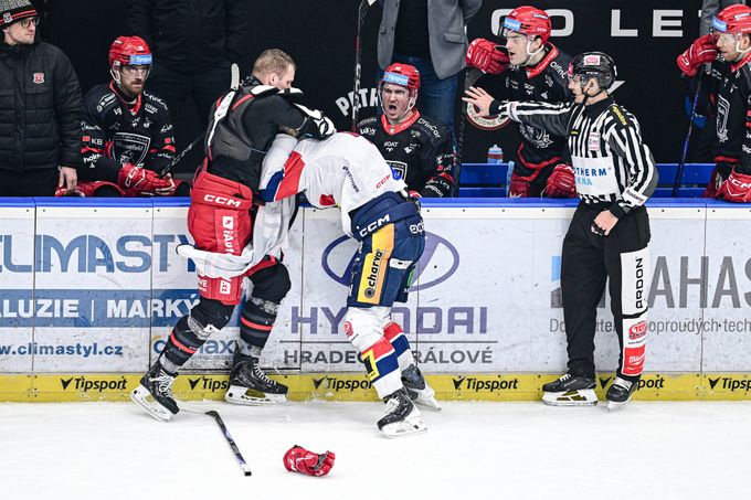 Hradec urval derby v nájezdech. Kladno deklasovalo Boleslav, Kometa zničila Litvínov Hradec urval derby v nájezdech. Kladno deklasovalo Boleslav, Kometa zničila Litvínov