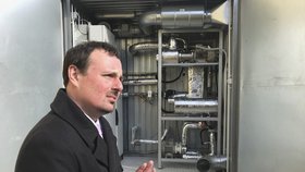 Celá elektrárna je v jednom kontejneru. Vedoucí týmu vědců Jakub Maščuch ukazuje elektrárnu v provozu.