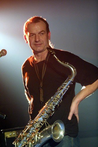 Kapela MCH Band, klub Barakuda, Dvůr Králové nad Labem. Saxofonista Mikoláš Chadima