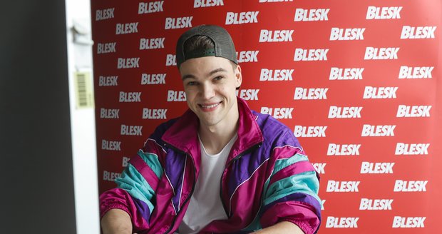 Zpěvák Mikolas Josef se vrátil z Eurovize do Česka, zavalily ho davy fanynek.