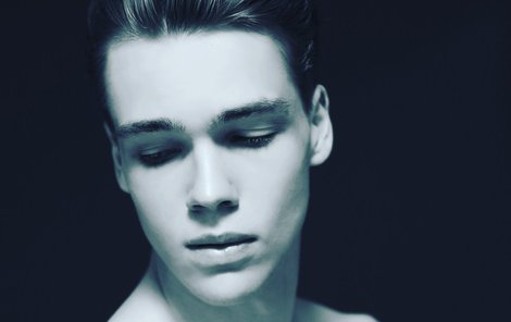 Mikolas Josef začínal jako model.