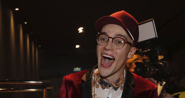 Zpěvák Mikolas Josef předvedl ve Foru Karlín světovou show!