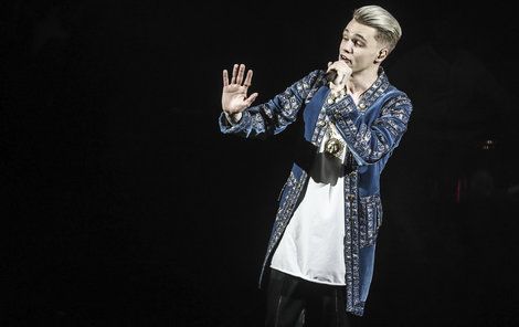 Zpěvák Mikolas Josef předvedl ve Foru Karlín světovou show!