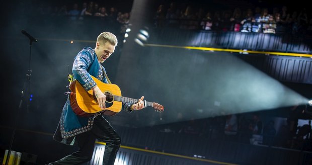 Zpěvák Mikolas Josef předvedl ve Foru Karlín světovou show!